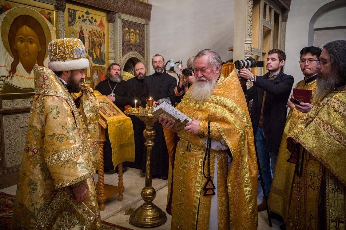 Протоиерей Иоанн Миролюбов вручает владыке Илариону памятный подарок