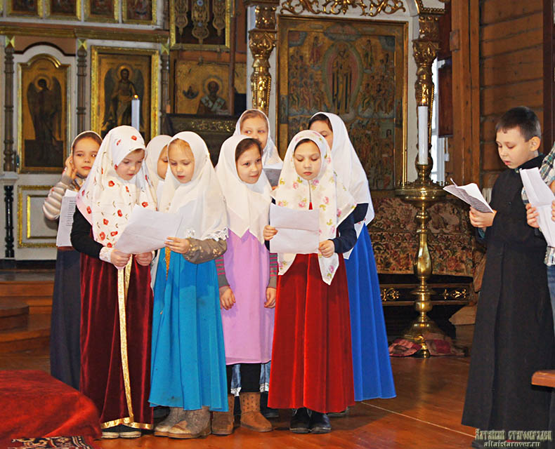 Выступают дети воскресной школы при томском Успенском храме