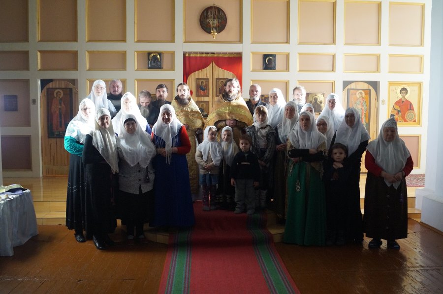 Священники, прихожане и гости Покровского храма РПСЦ г. Уральска