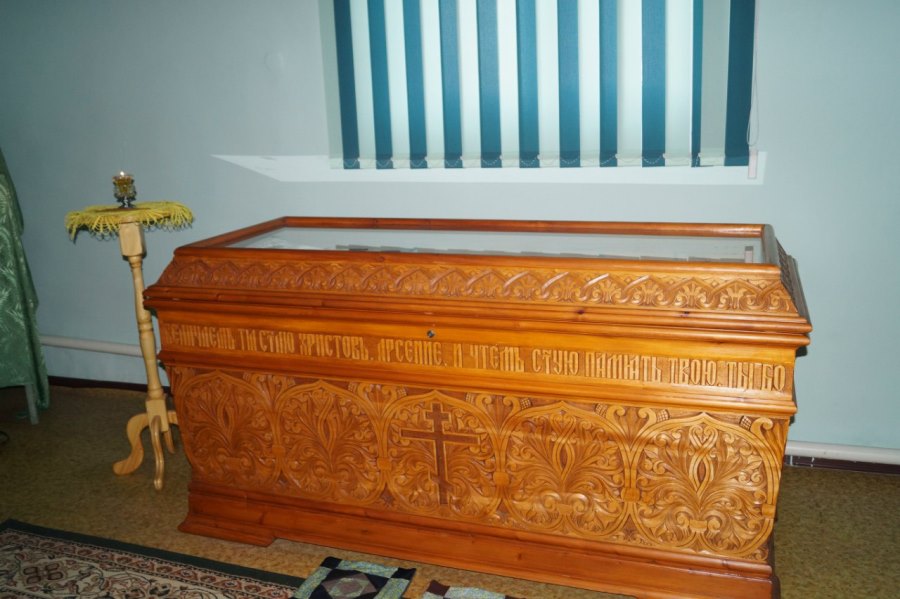Гроб со святыми мощами святителя Арсения Уральского в деревянной резной раке