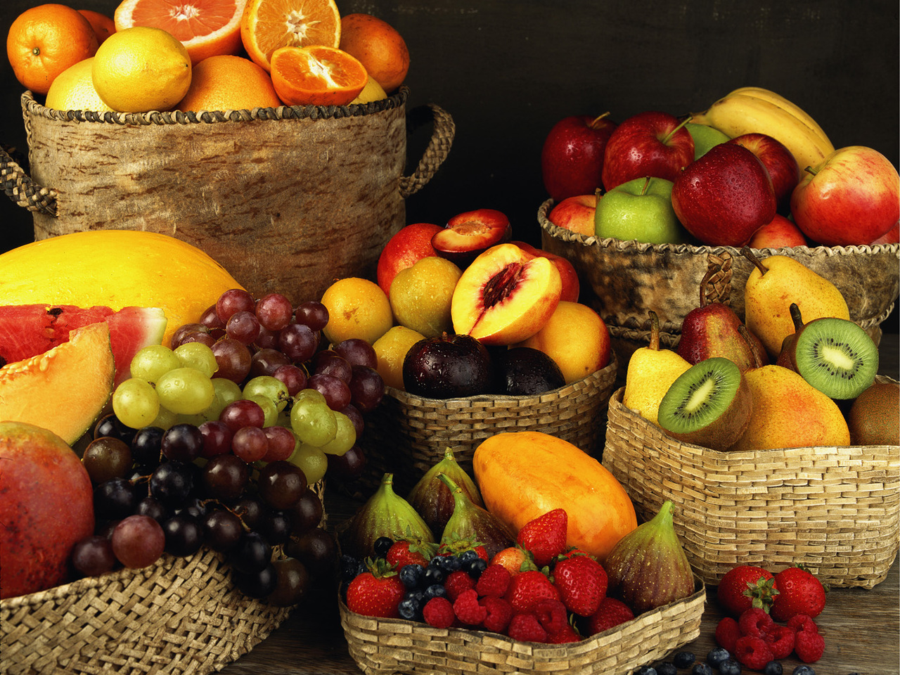 Все фрукты, имеющие желтую, оранжевую или красную окраску богаты бета-каротином, из которого в организме синтезируется витамин А, ответственный за состояние нашей кожи, слизистых оболочек и зрения