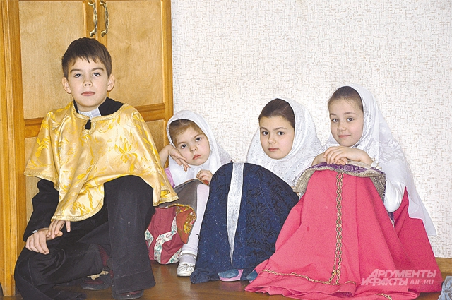 Дети балаковских старообрядцев после службы, в которой участвуют наравне со взрослыми. Слева Фёдор, сын батюшки