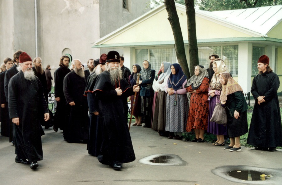 Митрополита Алимпия провожают к Покровскому собору на Рогожском. Фото М. Балакина