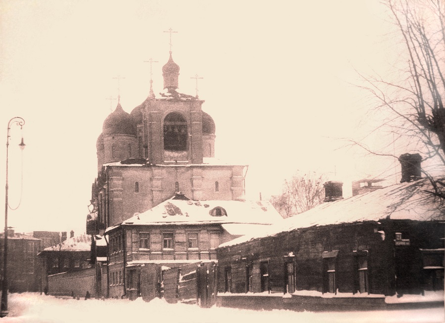 Вид на наш храм из Новоселенского переулка