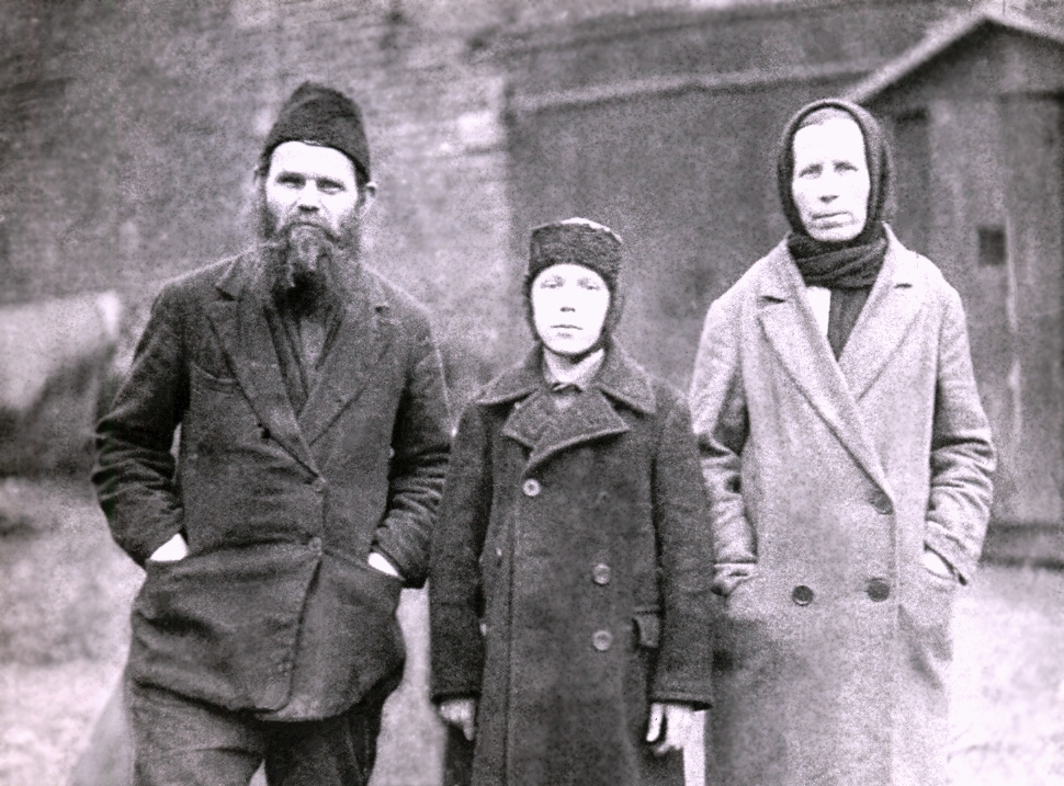 Наш сосед Павел Кленов, один из самых известных теноров с Апухтинки, а также его жена и сын, который учился со мной в одном классе. 1939 год