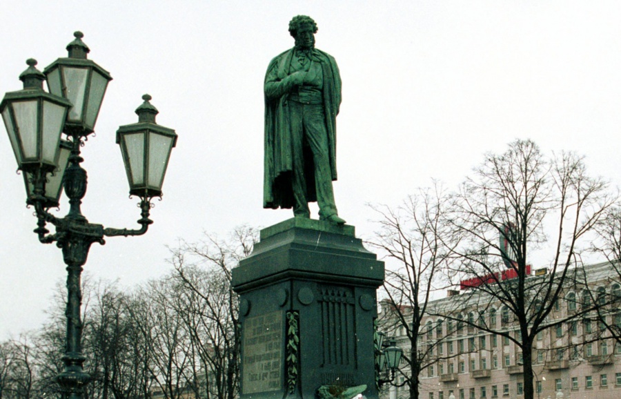 Памятник А. С. Пушкину скульптора А. М. Опекушина в Москве на Пушкинской