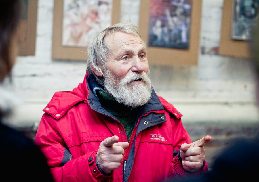 Бездомный мужчина с седой бородой, продающий свои картины на улицах Гомеля уже более 20-ти лет, — местная знаменитость. Зимой художник Валерий Ляшкевич ночует на вокзале. Его вещи умещаются в маленькую камеру хранения. Летом ночует во дворах на лавках