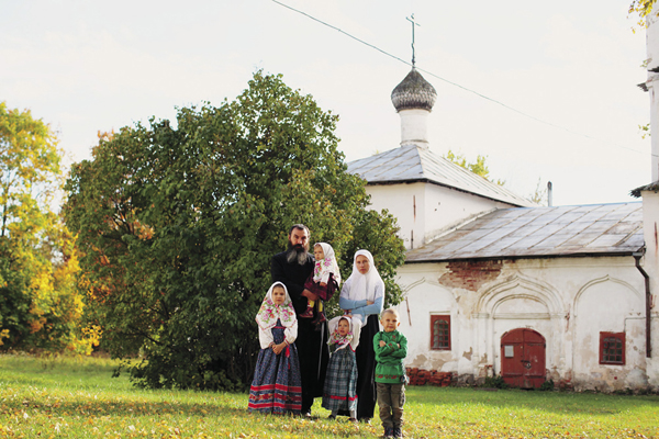 Семья Алексея Безгодова, председателя Новгородской поморской старообрядческой общины