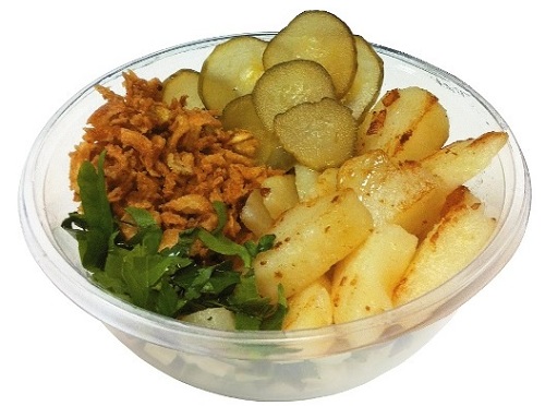 Запеченный картофель с солеными огурцами, луком-фри и зеленью