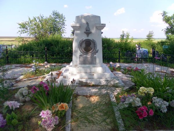 Памятник на могиле П.Н. Яблочкова на окраине села Сапожок Саратовской области