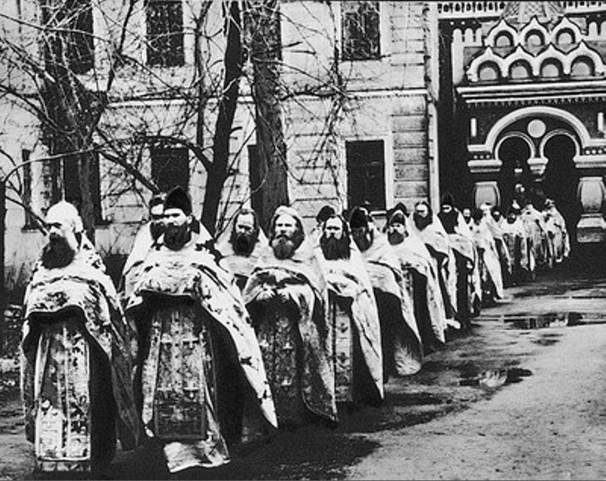 Старообрядческое духовенство возвращается с кладбища после погребения вл. Анастасия. Апрель 1986 г.