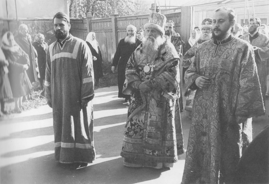 Крестный ход на Рогожском на праздник Покрова, 14 октября 1979 г. В центре - владыка Анастасий