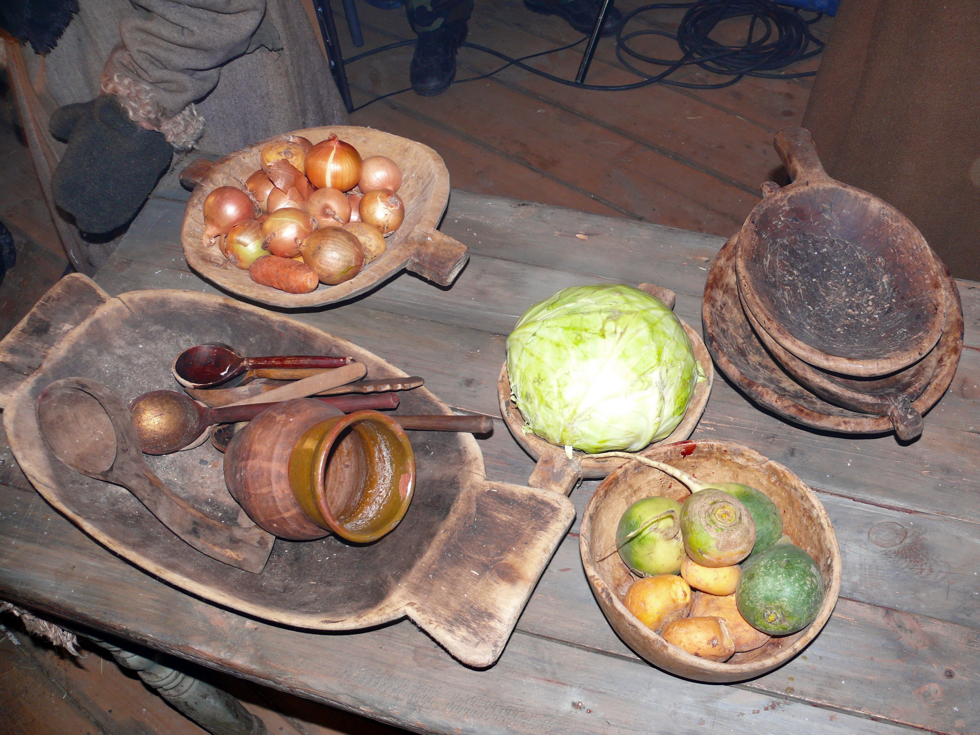 Основу постного стола русских монастырей составляла почти забытая сегодня репа. Для изготовления щей использовались капуста, морковь, лук