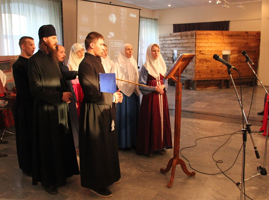 На открытии выставки выступил хор екатеринбургской общины храма РПсЦ во имя Рожества Христова
