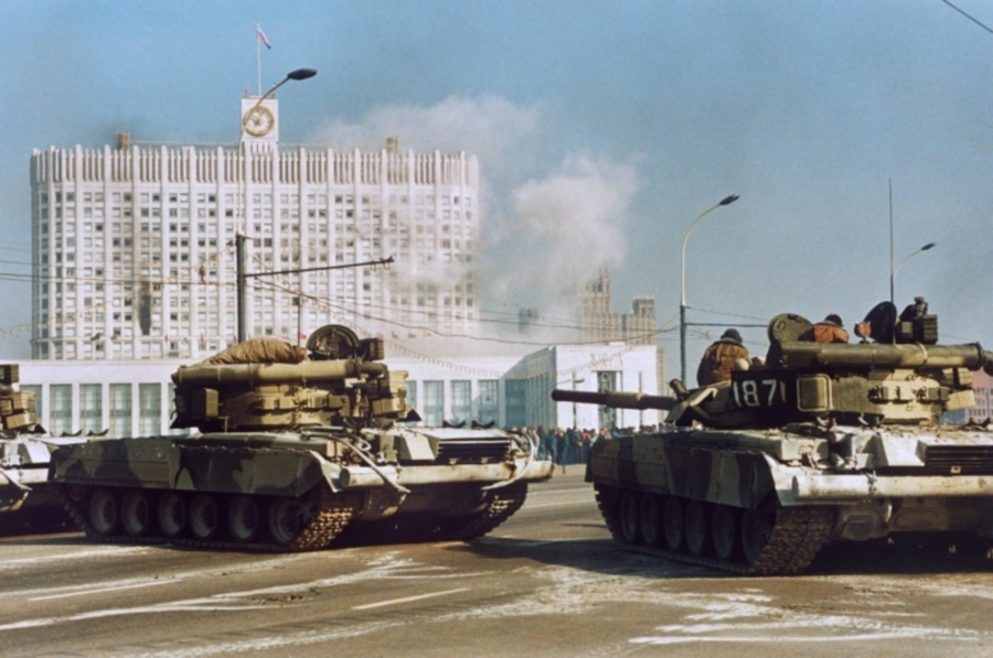 Танки ведут огонь по зданию российского парламента