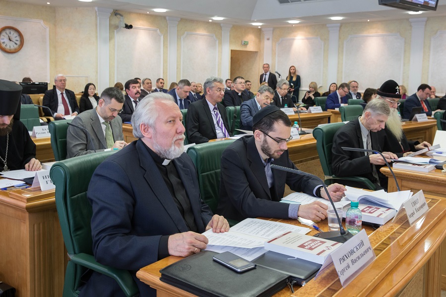 Участники заседания Совета по межнациональным отношениям и взаимодействию с религиозными объединениями. Фото с официального сайта Совета Федерации