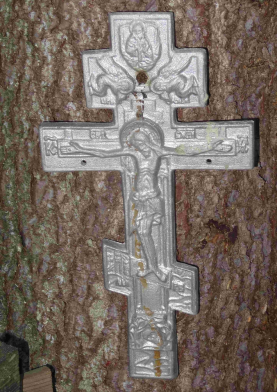Крест на дереве возле могилы инока Макария. Очевидно, за местом упокоения инока и его сподвижника кто-то следит