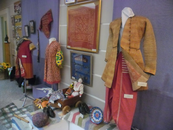 Одежда и предметы быта на выставке