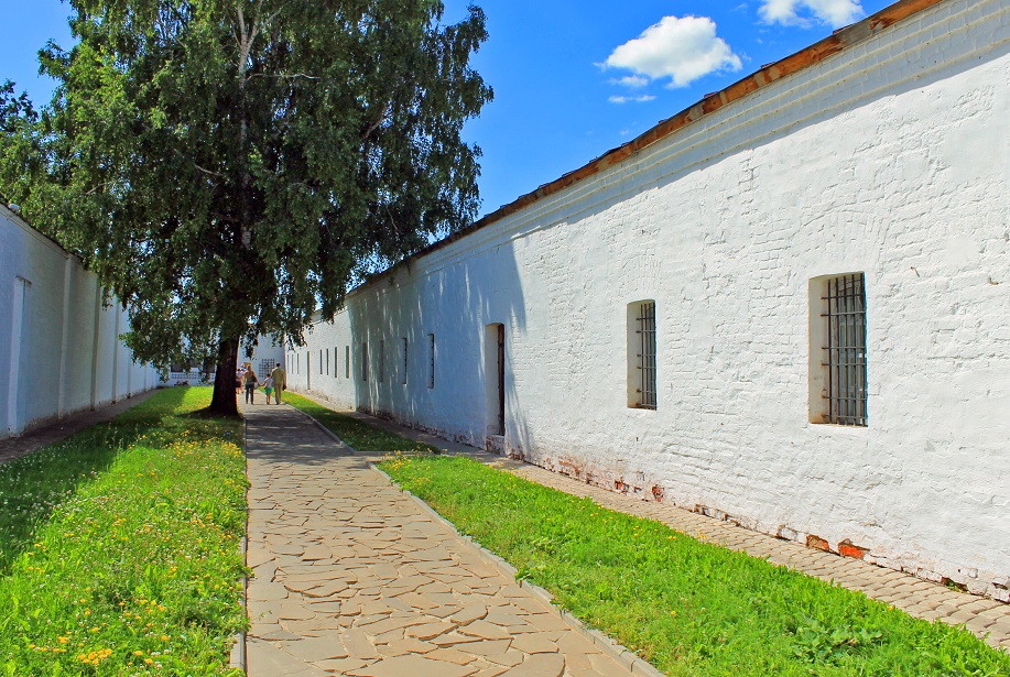Двор тюремного корпуса при Спасо-Евфимиевском монастыре. Современный вид