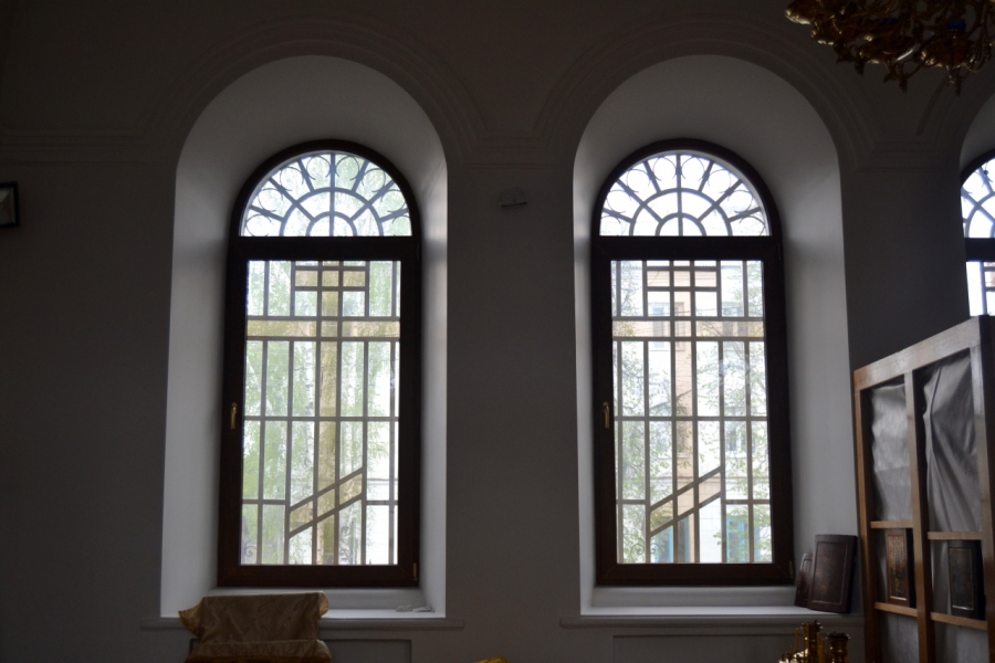 Красивые новые окна в храме