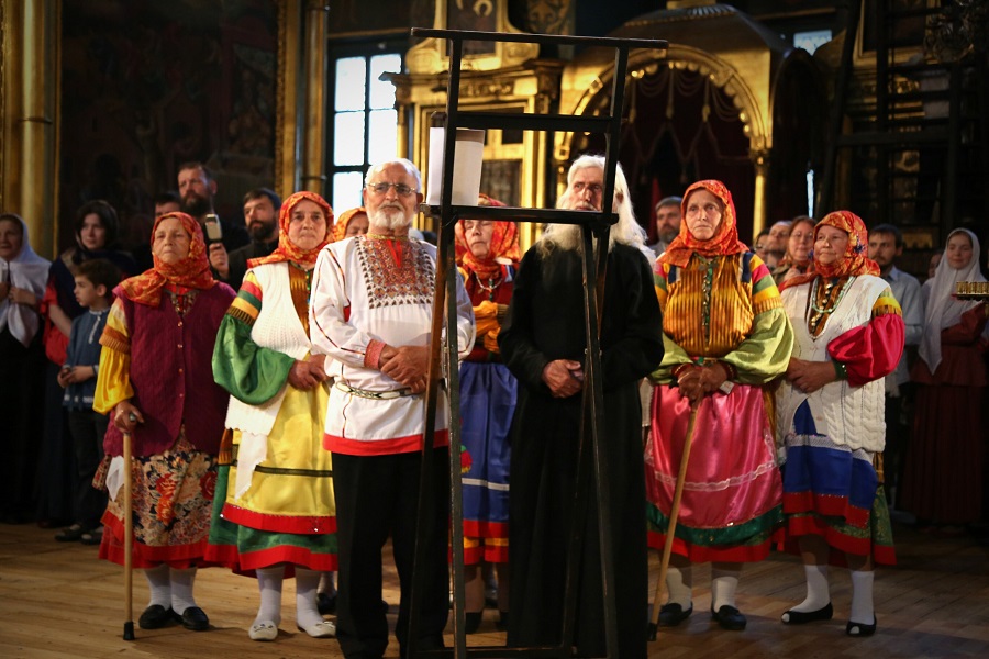 Выступление хора казаков-некрасовцев во главе с иереем Евлампием