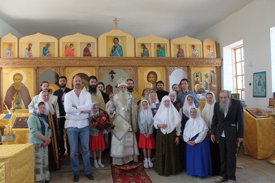 Участники торжественного освящения храма в Крыму