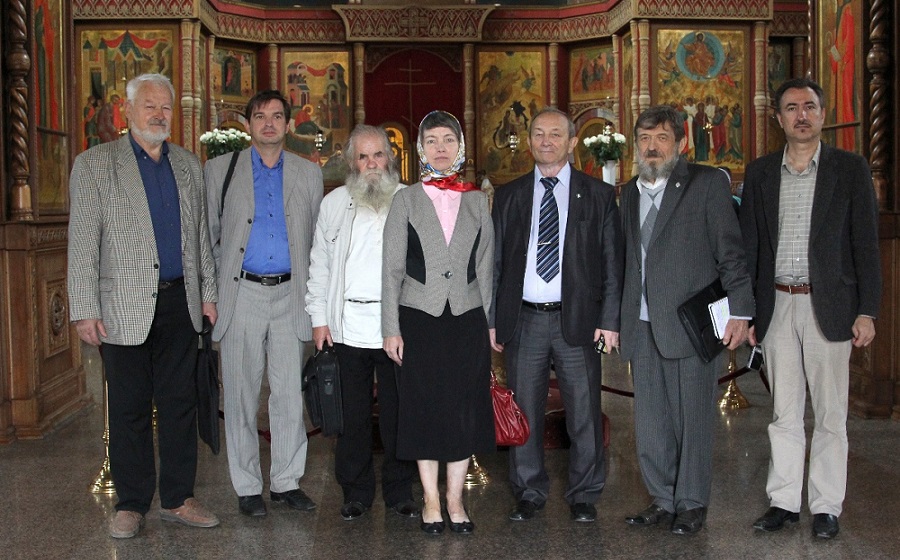 Окунь Ефрем Петрович (второй справа) с участниками конференции