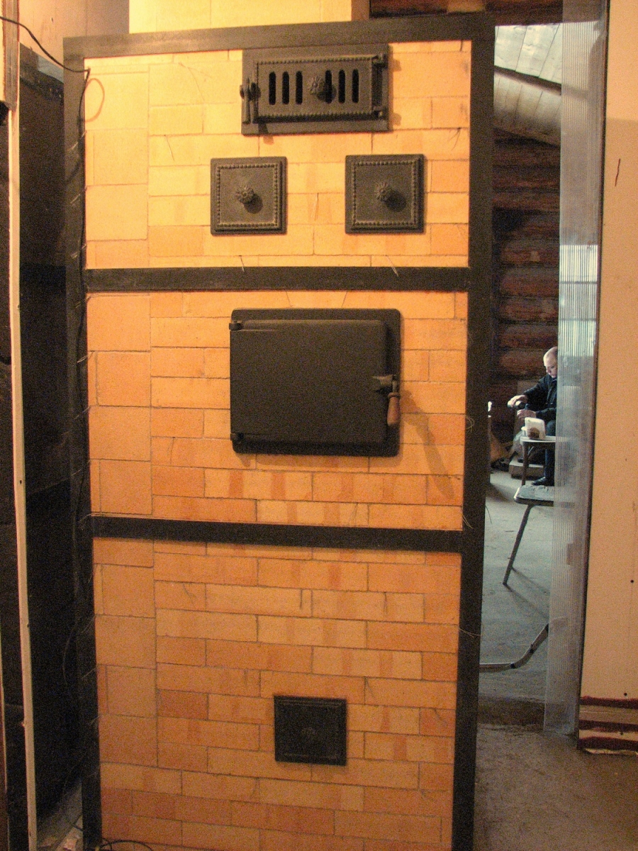 Современная печь, построенная по чертежам Н. И. Кржишталовича. Виден металлический бандаж