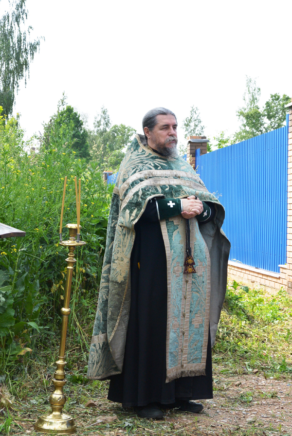 О. Евгений Чунин после молебна на месте бывшей старообрядческой церкви во имя Святой Живоначальной Троицы. 21 июня 2016 г.
