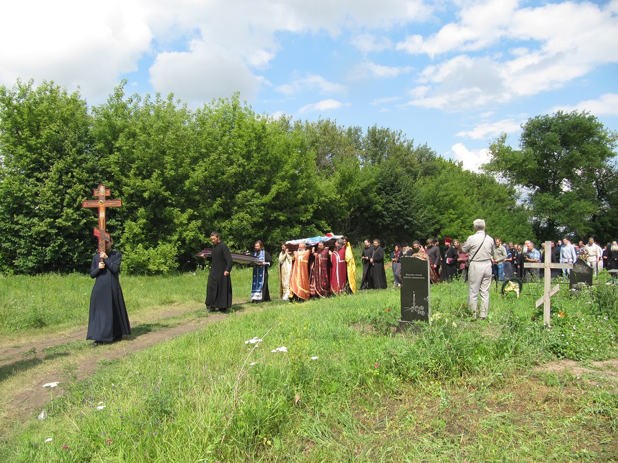 Траурная колонна отправилась в село Бережинка, где завещал похоронить себя усопший