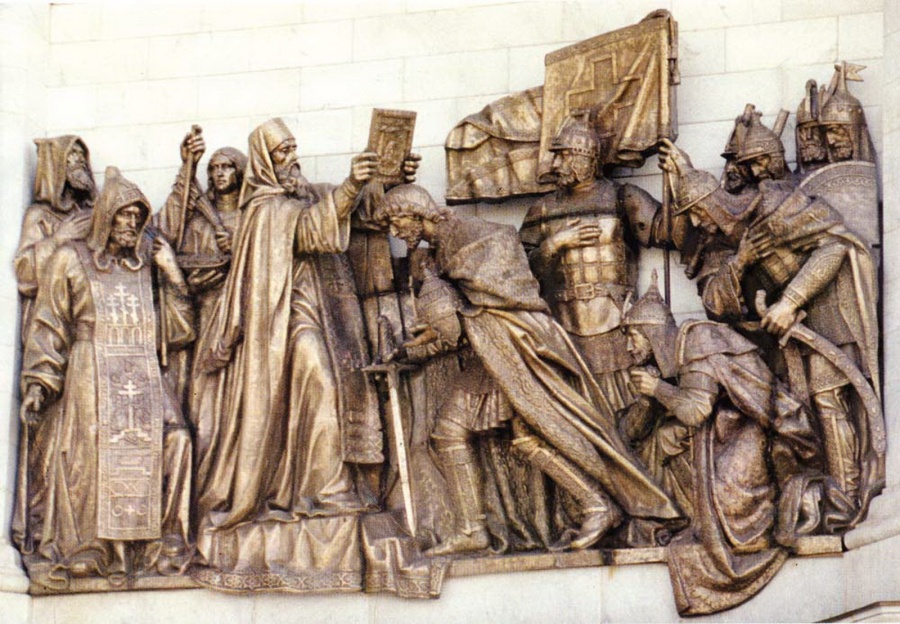 Барельеф Храма Христа Спасителя, изображающий, как преподобный Сергий благословляет князя Дмитрия Донского