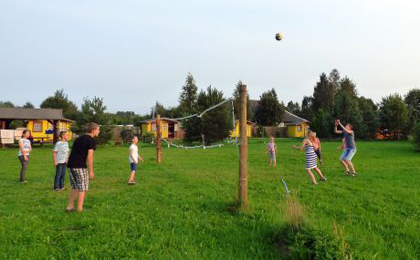 День в лагере завершается игрой в волейбол