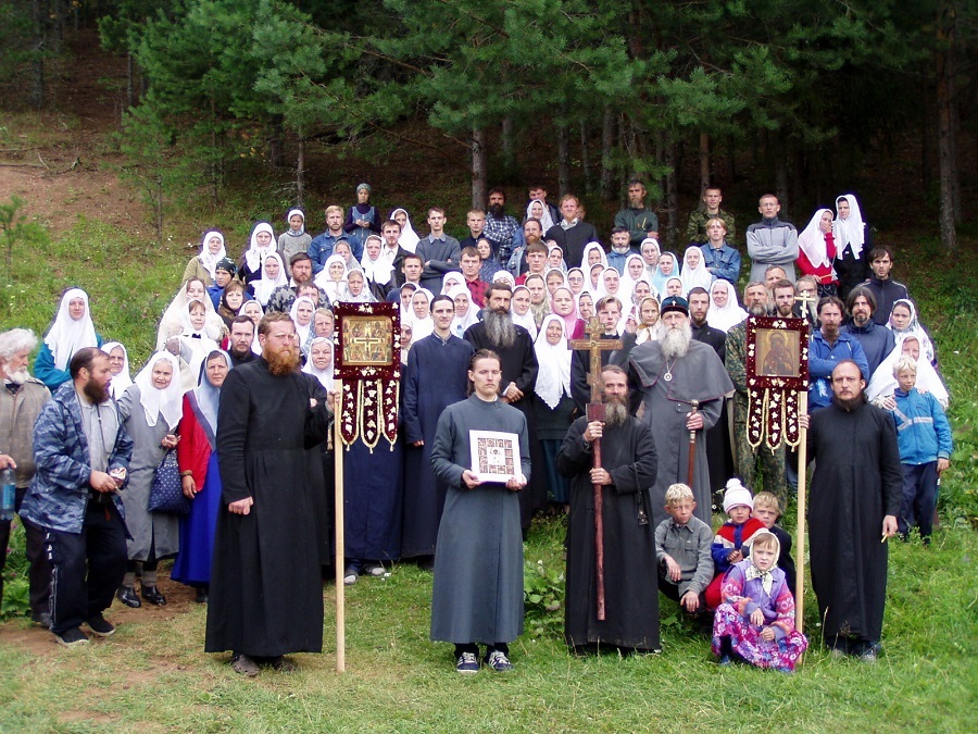 Участники последнего Великорецкого крестного хода, который митрополит Андриан прошел до конца, 2004 г.