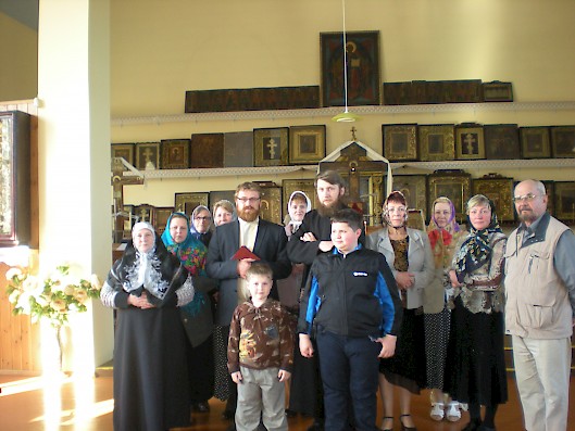 д.о. А. Г. Соколов, и. о. д. н. А. С. Бигунов и прихожане Висагинской общины в Старофордштадском храме. Июнь 2015 года