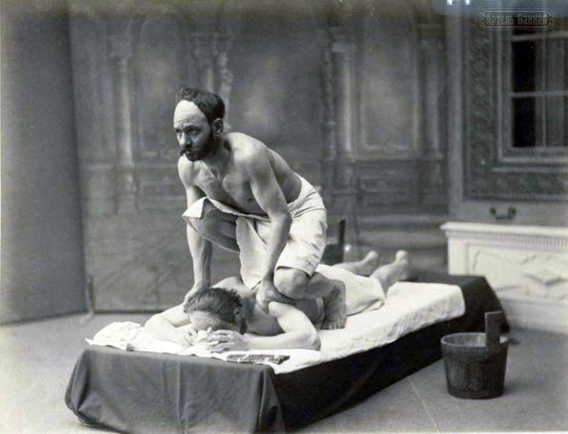 Профессиональный банщик проводит сеанс массажа и мануальной терапии. Старинное фото