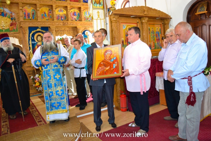 Организаторы фестиваля с иконой явления образа Богородицы Смоленской