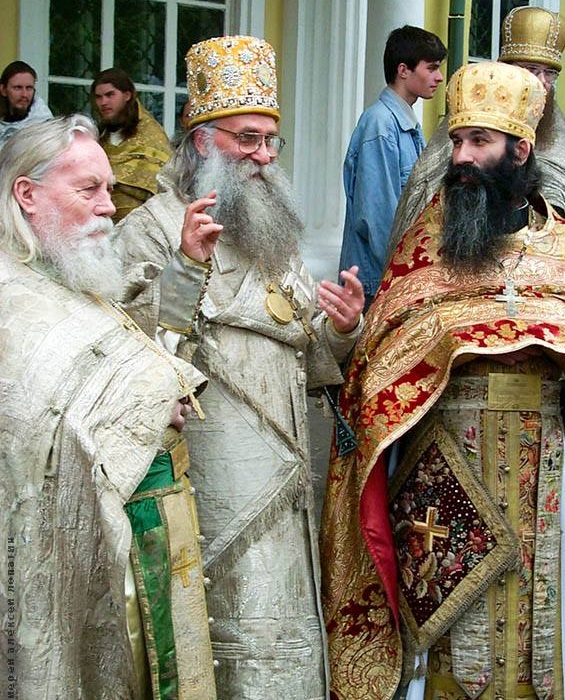Слева направо: протоиерей Меркурий Сосин, архиепископ Саватий (Козка), протоиерей Сергий Маслов. Москва, 2000 год