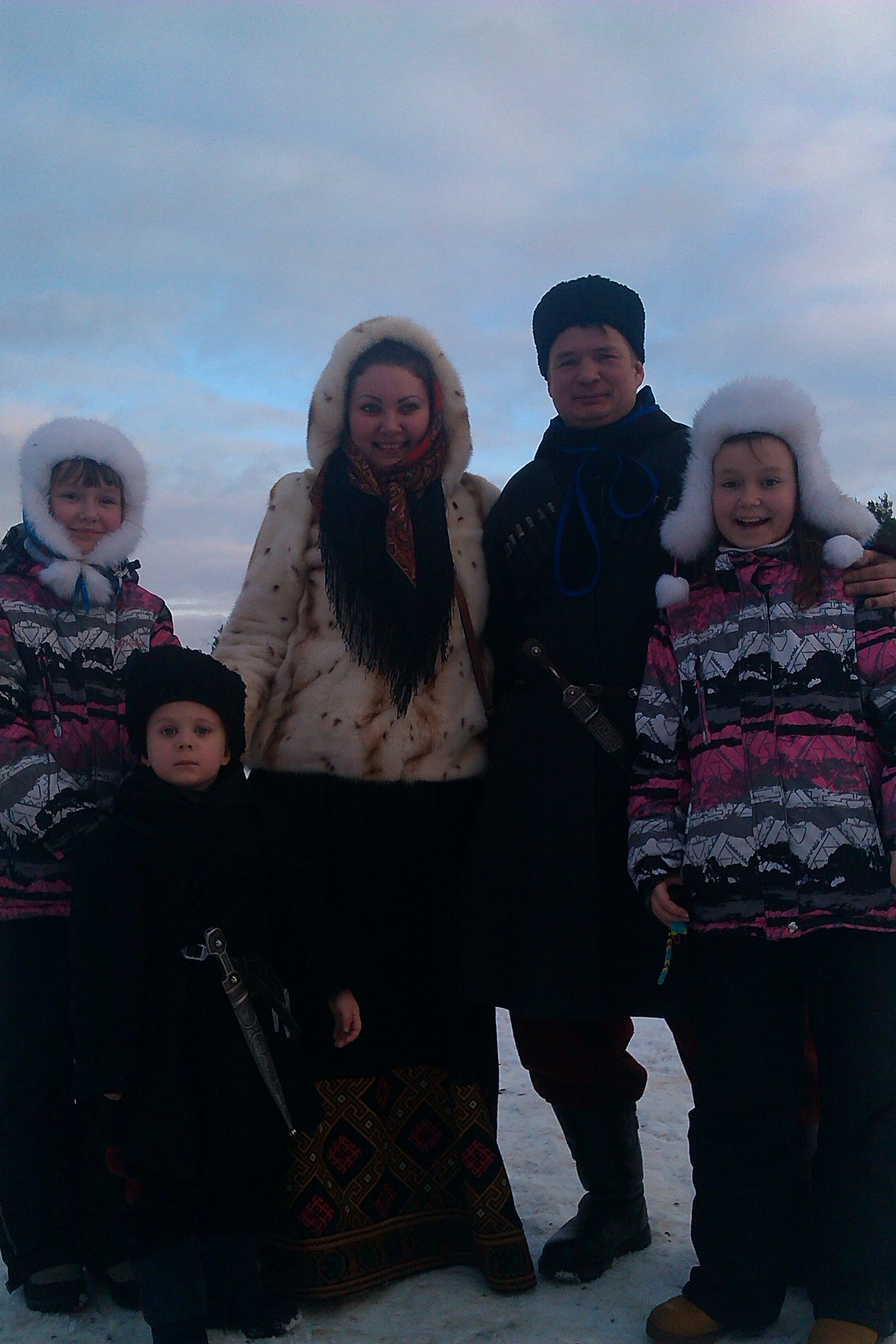Олег Шишов с супругой Анастасией и младшими детьми