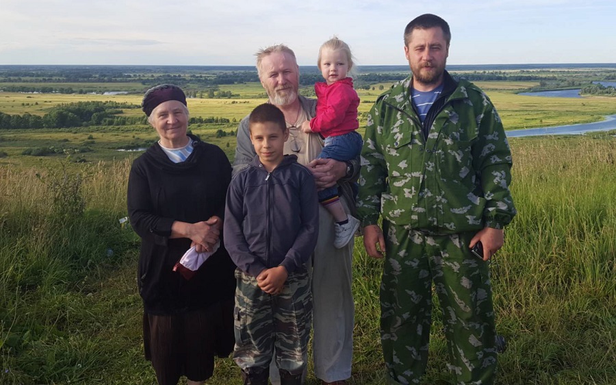 Галина и Александр с сыном Сергеем и двумя внуками. За ними равнина, где они мечтают построить свою церковь