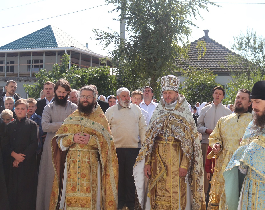 Протоиерей Сергий Столярчук с гостями и местными прихожанами