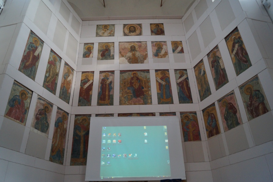 В лекционном зале — иконостас церкви Благовещения из г. Юрьевца. Первая треть XVIII в.