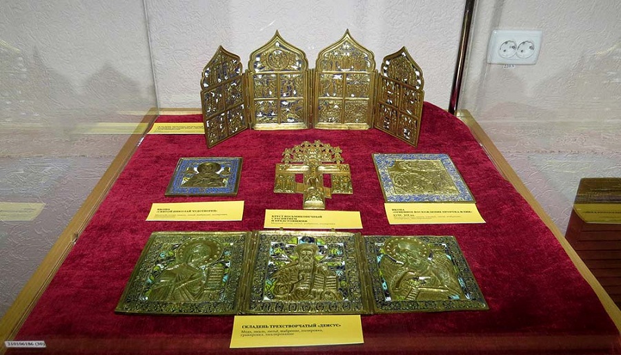 Медные иконы и кресты, представленные на выставке «Невьянская икона»
