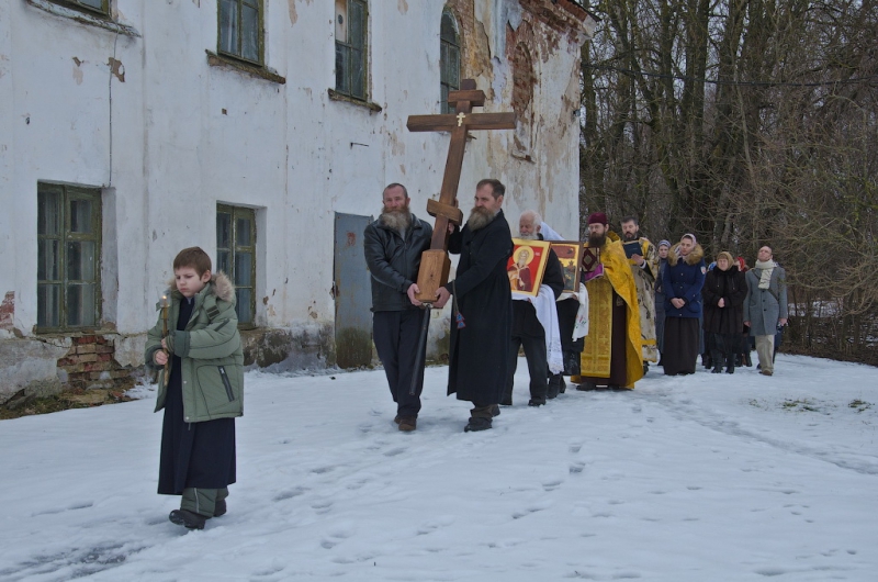 Воздвижение креста на церкви Илии Пророка на Славне, февраль 2014 г.