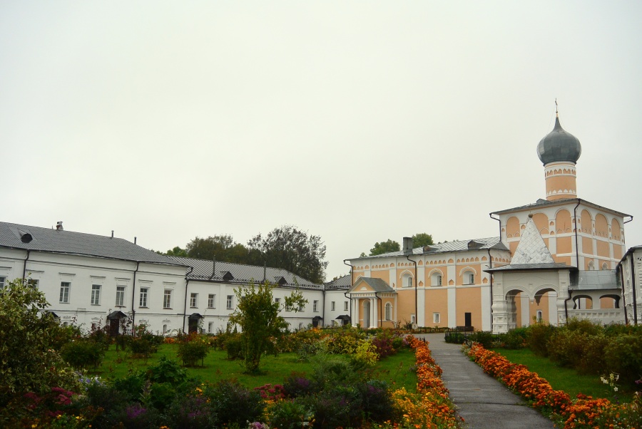 На территории Варлаамо-Хутынского монастыря