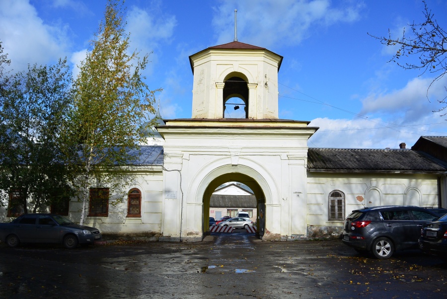 Вход в бывший Зверин Покровский монастырь