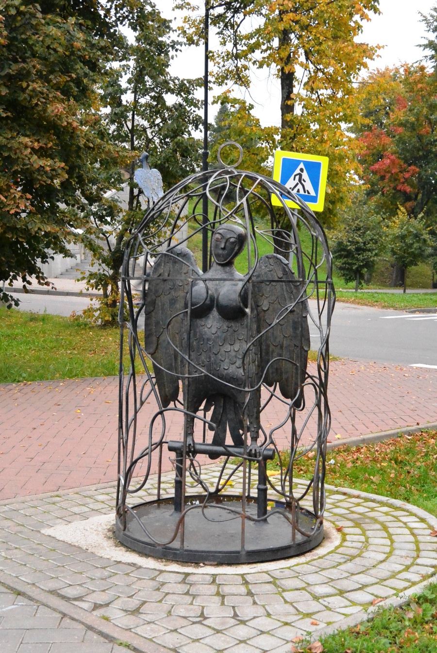 Памятник птице Сирин на набережной Александра Невского