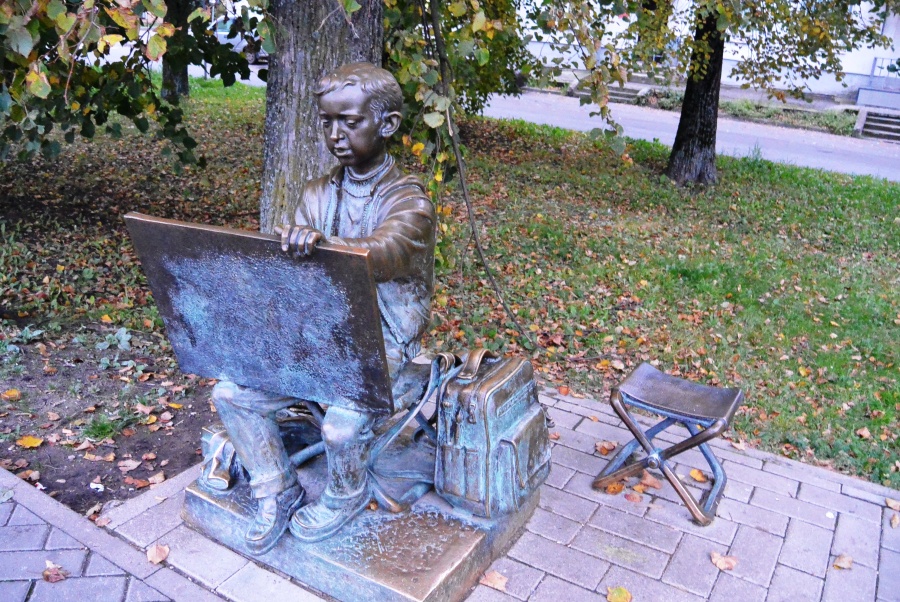 Памятник Юному художнику на набережной Александра Невского