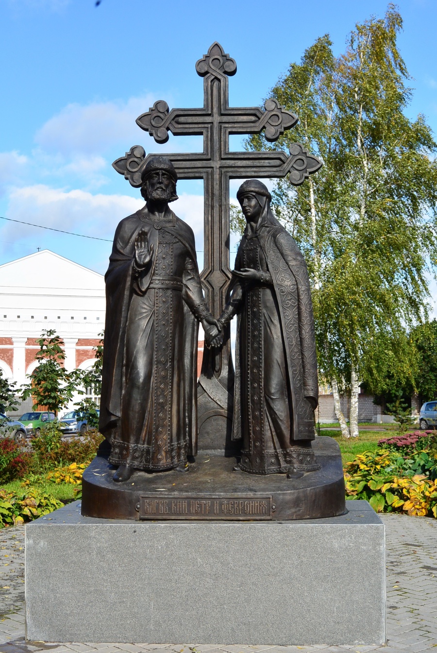 Памятник Петру и Февронии неподалеку от  быв. Зверина монастыря
