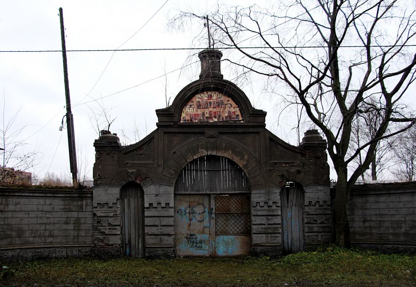 Сегодня от церкви Пресвятой Богородицы на Громовском старообрядческом кладбище в г. Санкт-Петербурге сохранились лишь ворота