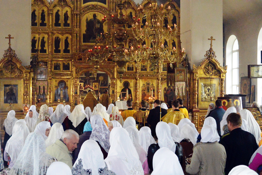 Во время богослужения в Покровском Соборе г. Ржева на престольный праздник. 14 октября 2016 года